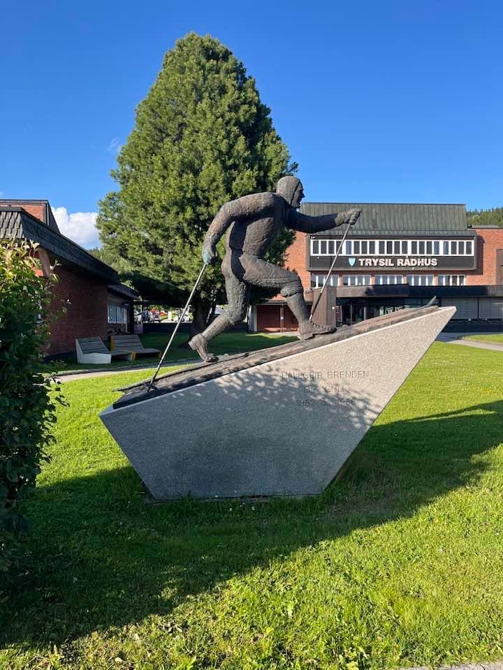 Statue av Hallgeir Brenden