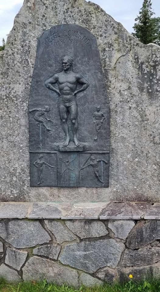 Statue av Helge Løvland