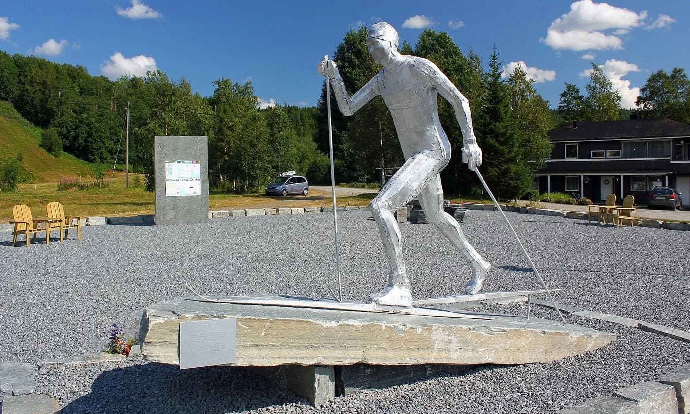 Statue av Frode Estil